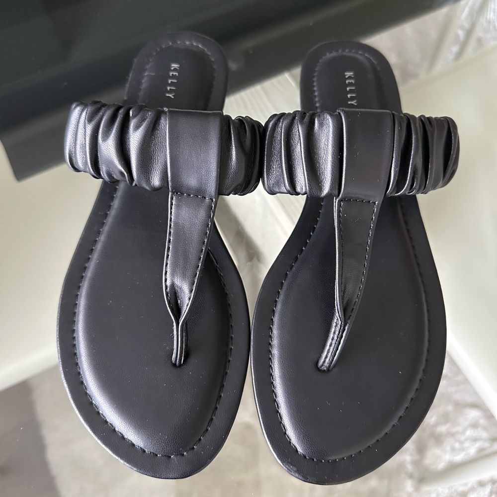 Kelly & Katie Black Sandals Size 7
